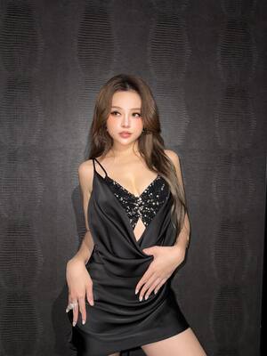 Dang Ngoc Huyen nude 2