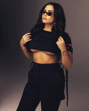 Demi Lovato nude 4