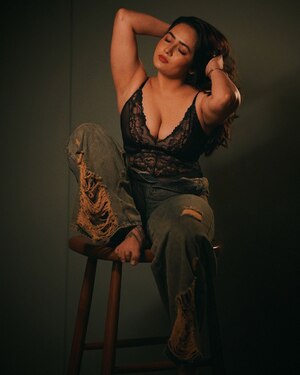 Divya Mistry nude 10