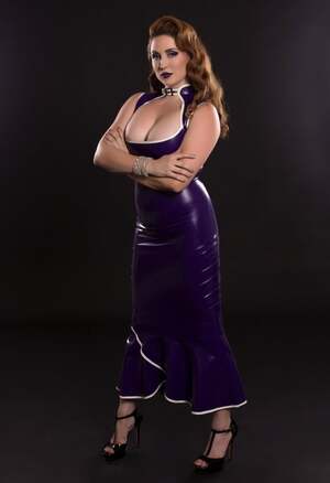 Domina Snow nude 3