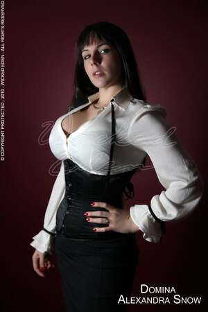 Domina Snow nude 5