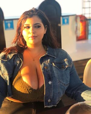 Dounia nude 4
