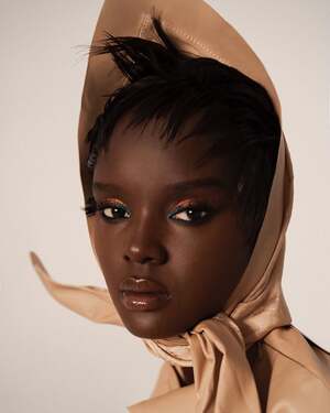 Duckie Thot nude 12