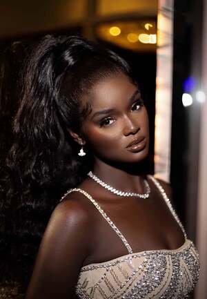 Duckie Thot nude 6