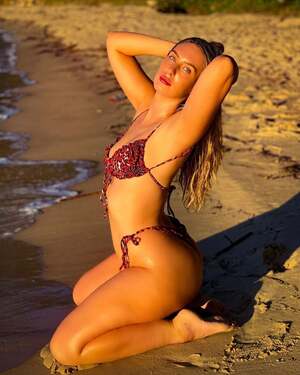 Elle Twerk nude 3