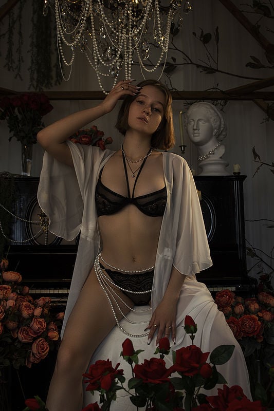 Elva Helme nude 4