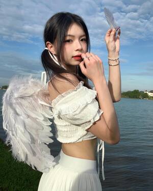 Elyn Leong nude 11