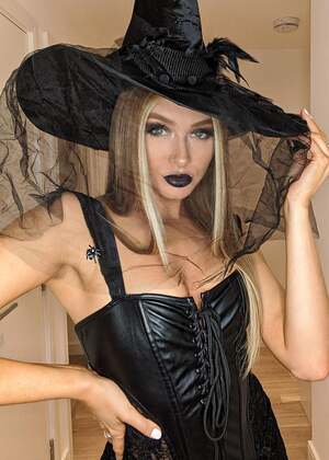 Elz The Witch nude 8
