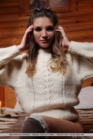 Emilia Hops nude 9