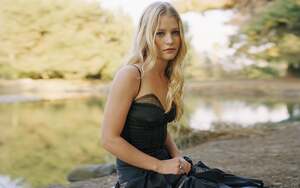 Emilie De Ravin nude 12