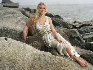 Emilie De Ravin nude 5