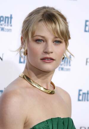 Emilie De Ravin nude 9