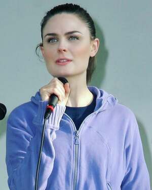 Emily Deschanel nude 10