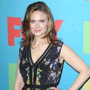 Emily Deschanel nude 11