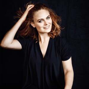 Emily Deschanel nude 8