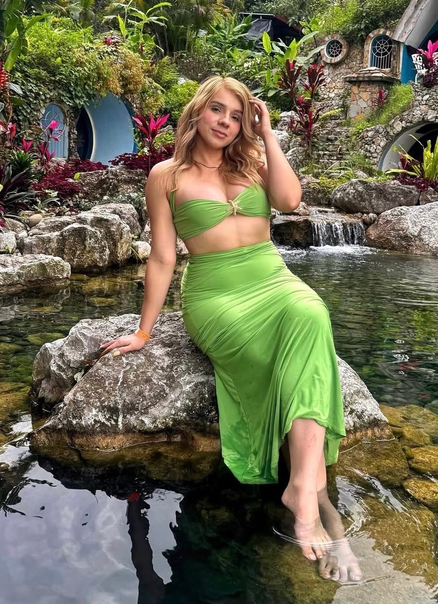 Emily Mendez nude 2