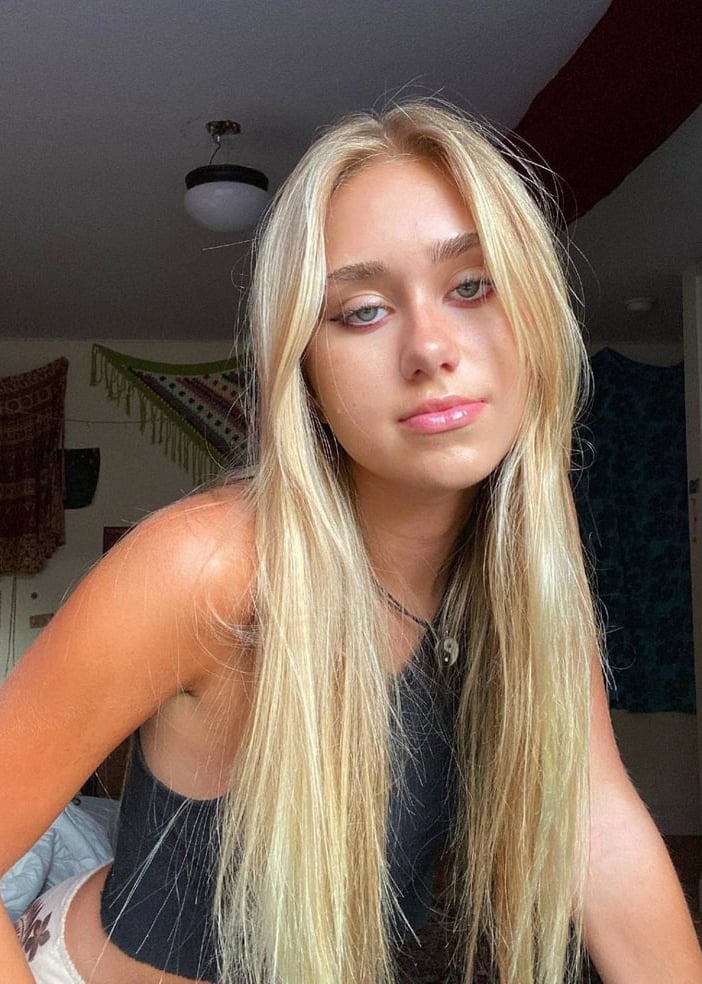 Emily Skinner nude 3