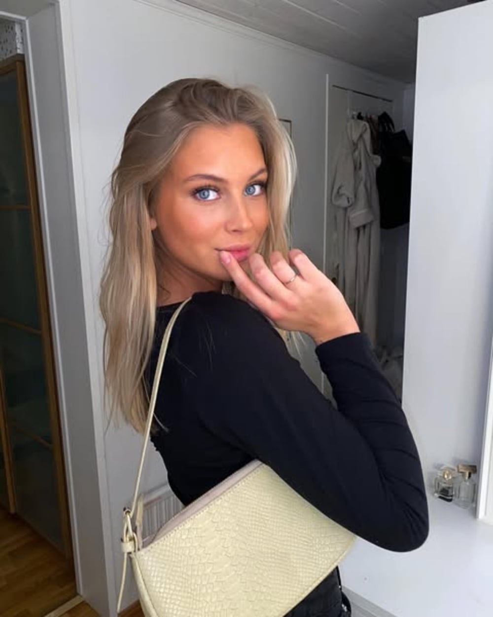 Emmy Hallman nude 3