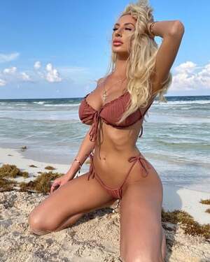 Emmy Lou nude 7