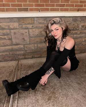 Emo Fio nude 8