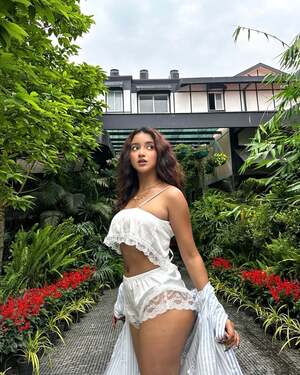 Eva Giri nude 7