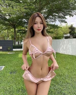Gatita Yan nude 4