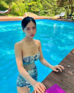 Go Min-si nude 4