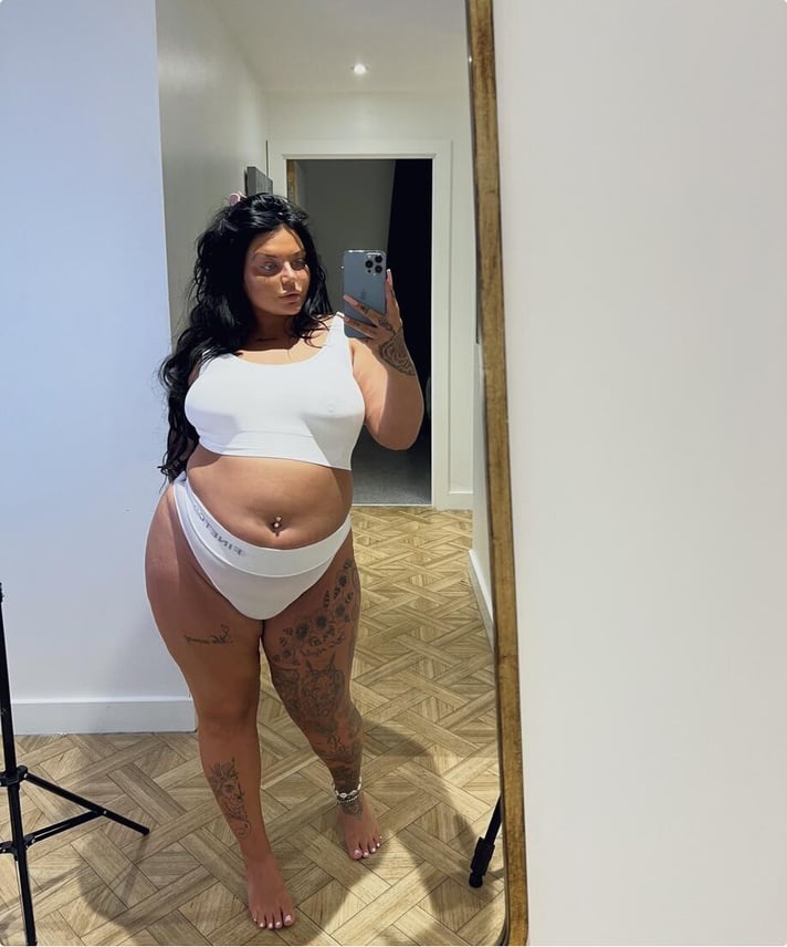 Goddess Shar nude 4