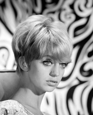 Goldie Hawn nude 9