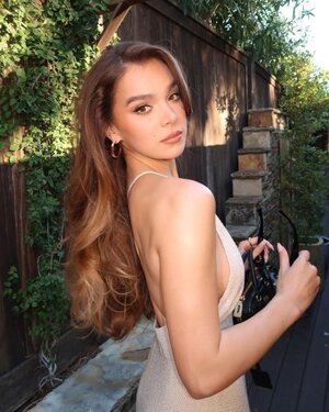 Hailee Steinfeld nude 11