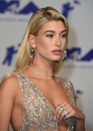 Hailey Baldwin nude 6