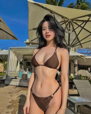 Han Hang nude 10