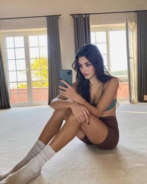 Hande Ercel nude 8