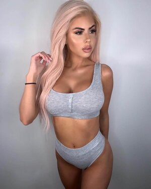 Hannah Elizabeth nude 2