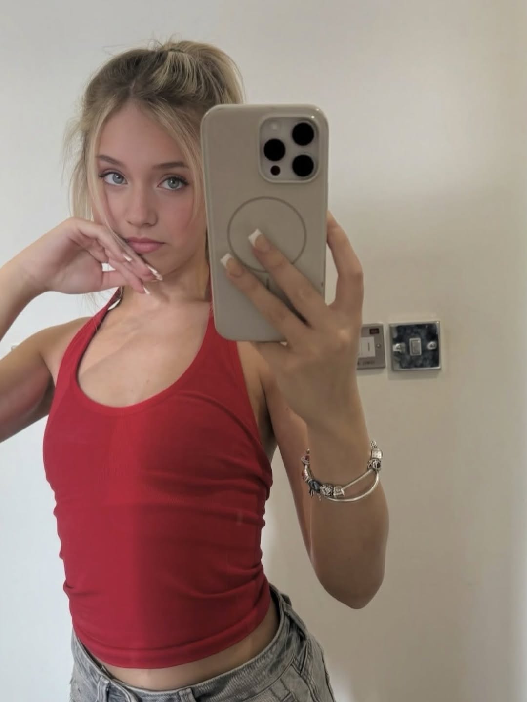 Hannah Schotter nude 5