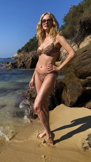 Heather Graham nude 10