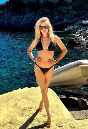 Heather Graham nude 8