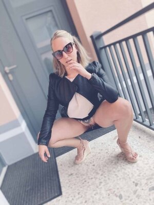 Hotwife Jen nude 6