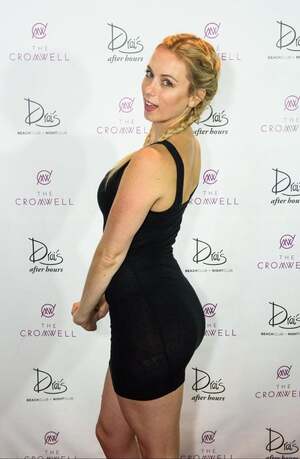 Iliza Shlesinger nude 9