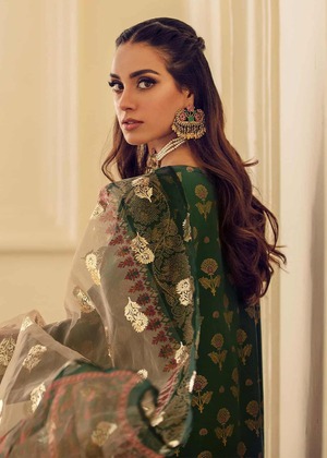 Iqra Aziz nude 5