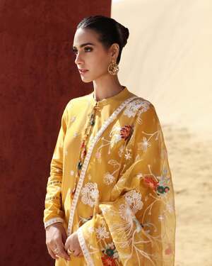 Iqra Aziz nude 8