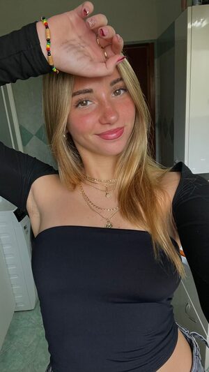 Iris Vallaranii nude 5