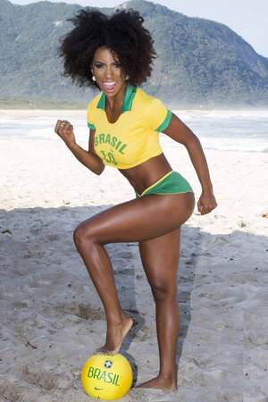 Ivi Pizzott nude 10