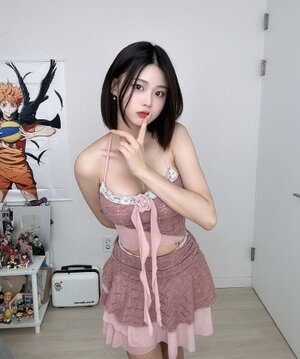 Jang Eunbi nude 10