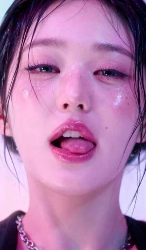 Jang Won-young nude 10