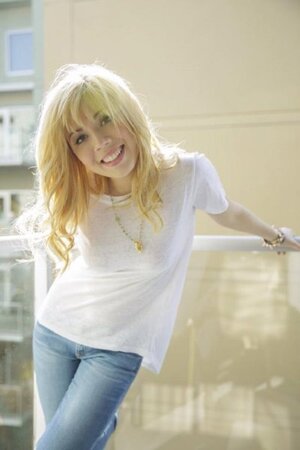 Jennette McCurdy nude 6