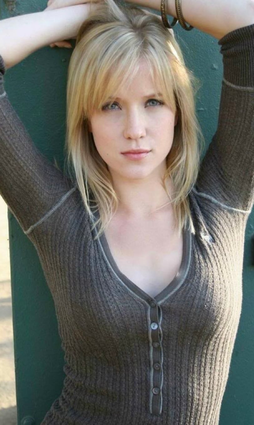 Jessy Schram nude 4