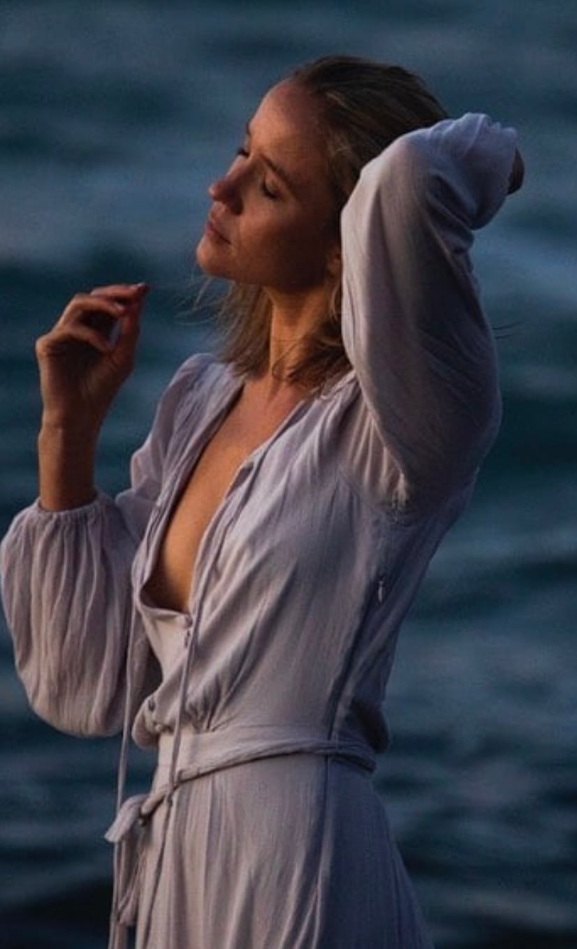 Jessy Schram nude 9