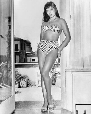 Joan Collins nude 12