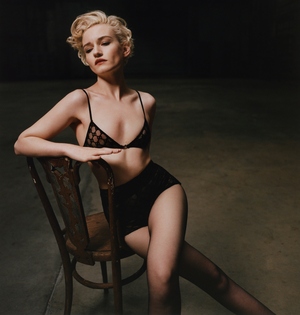 Julia Garner nude 11